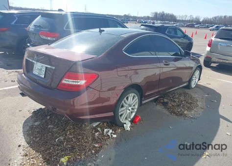 2015 Mercedes-Benz C 250 из США, поврежденный, VIN WDDGJ4HB5FG355812